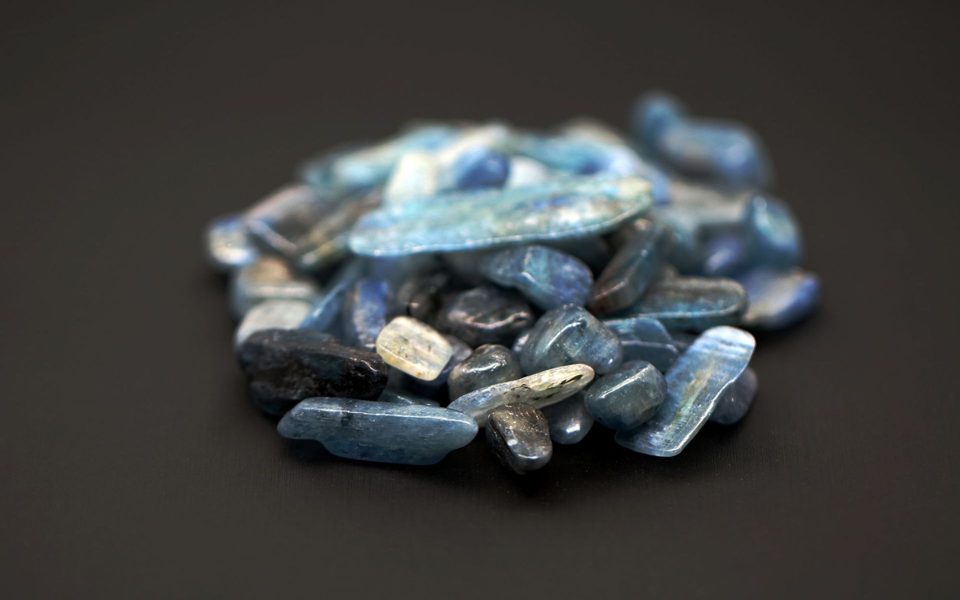 厂家批发定制纯天然蓝晶碎石 鱼缸摆饰装饰花瓶花盆植物工艺品