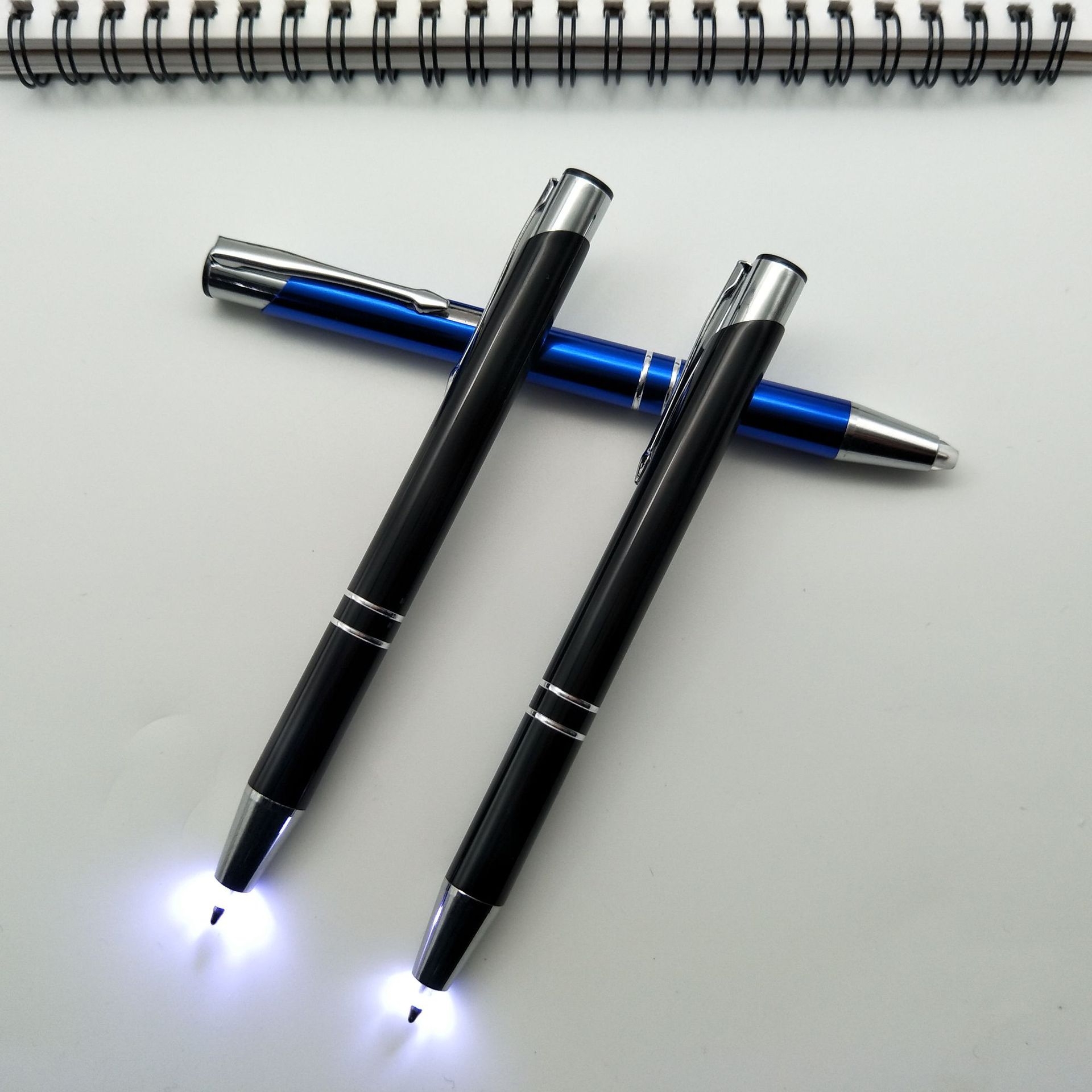 热销可夜间书写led灯笔 笔尖照明led圆珠笔 笔尖发光灯笔