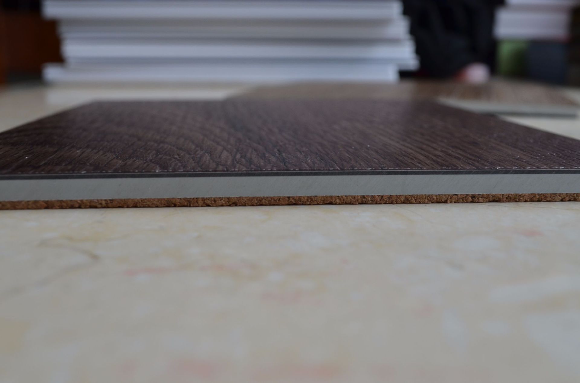 锁扣静音地板5.2mm 带软木垫 静音 阻燃 环保 spc石塑锁扣地板