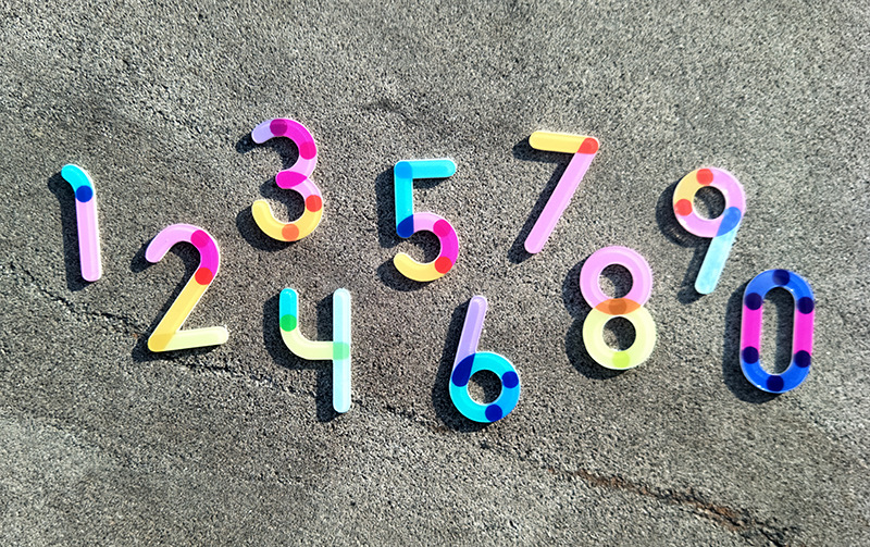 能逗y104 制作26个英语字母胸针卡通数字号码胸牌亚克力徽章制作