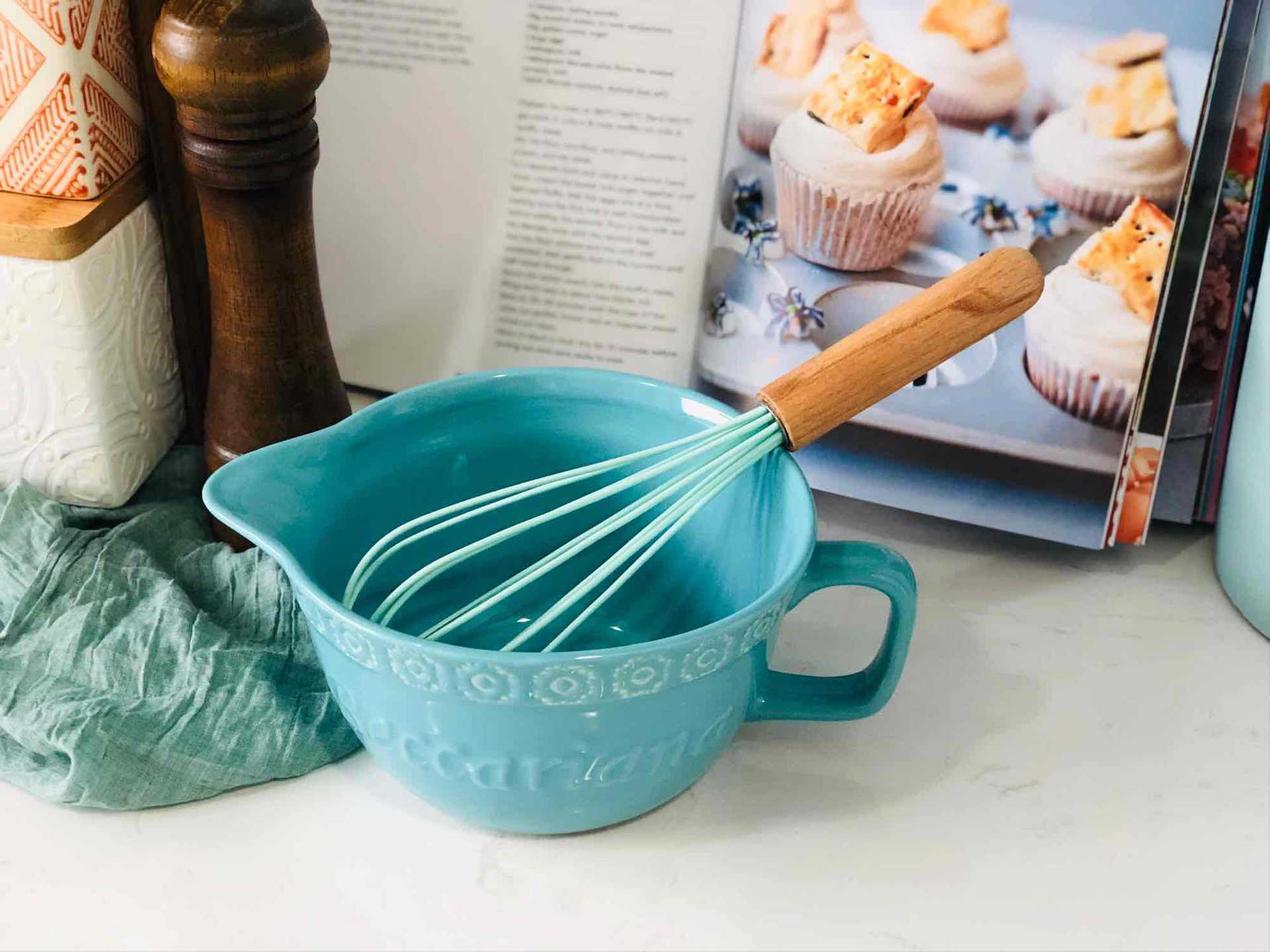 网红ins美式复古浮雕湖蓝色尖嘴引流碗陶瓷打蛋碗搅拌碗带耳面碗