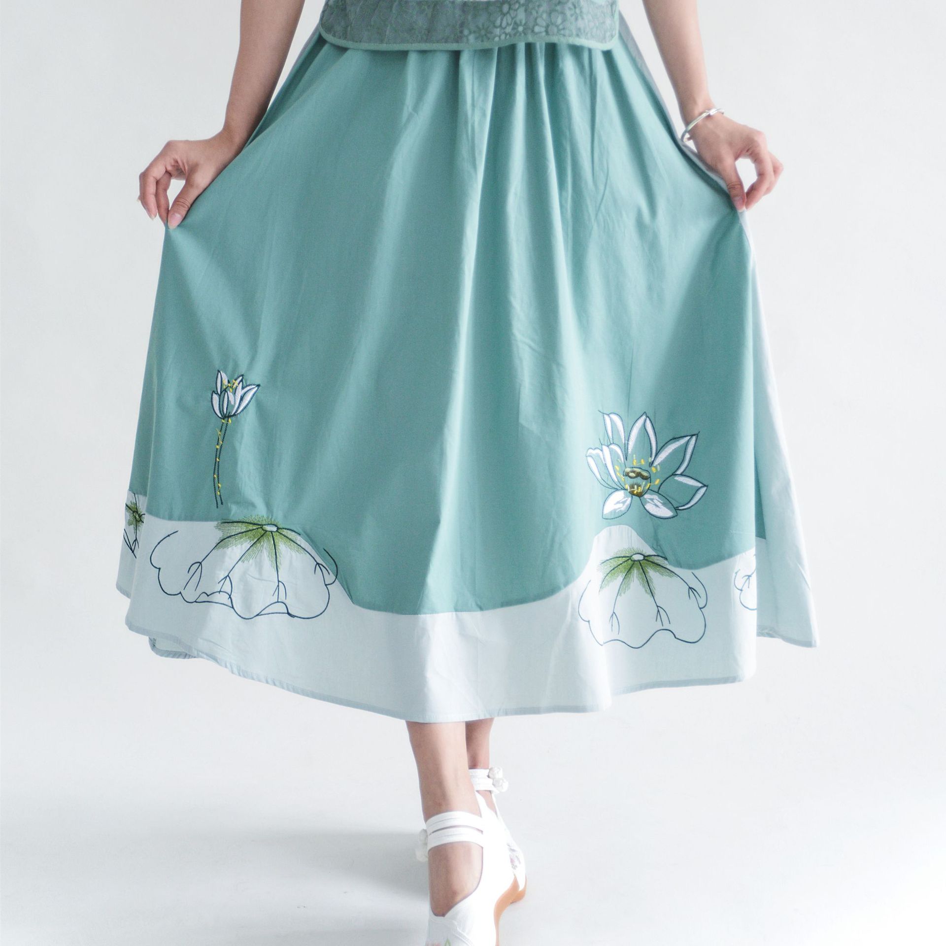 荷花刺绣女装图片