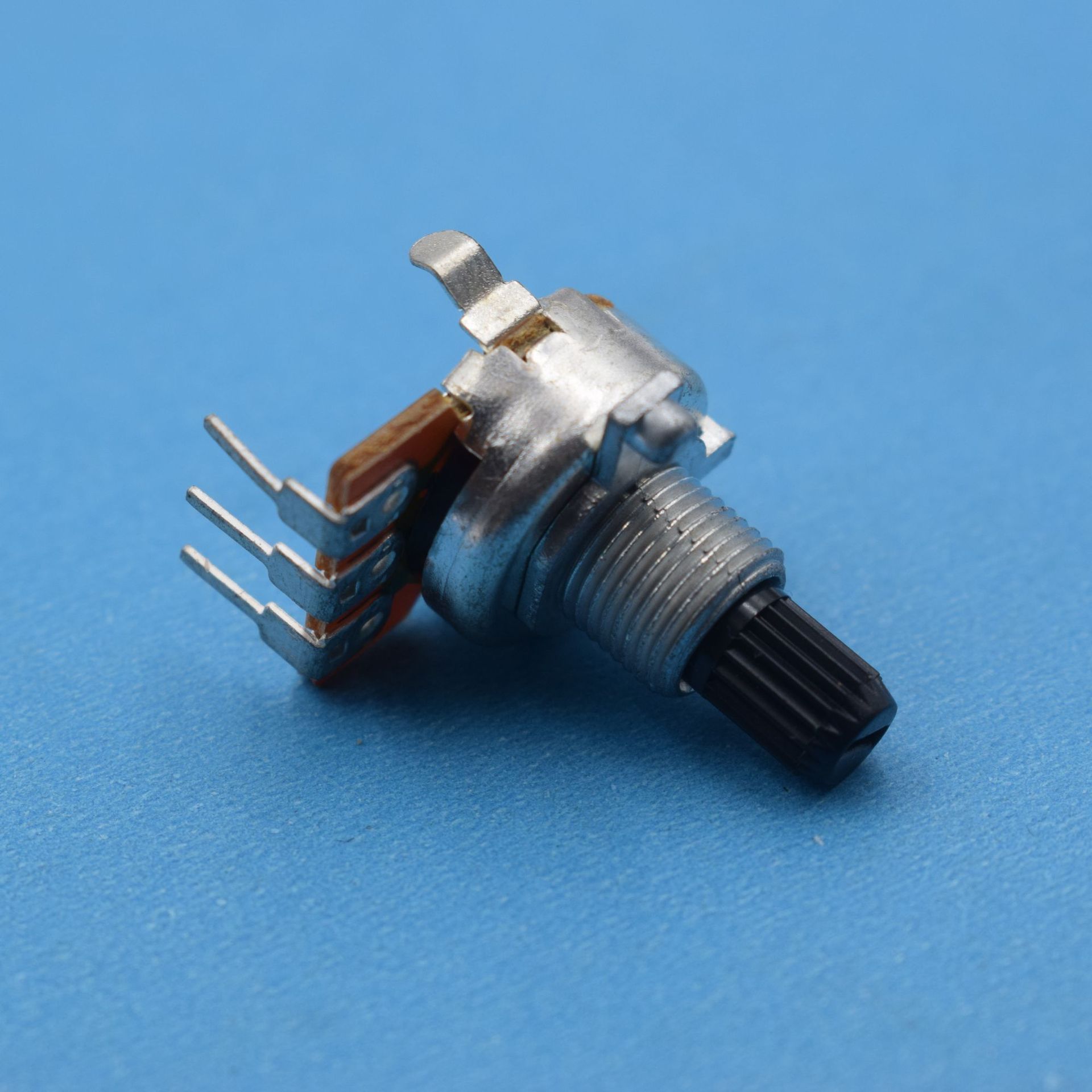 r1615型双联电位器带飞机支架旋转可调碳膜功率电位器直线式b500k