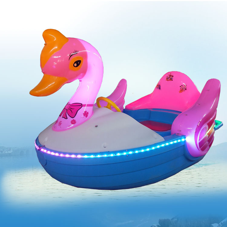 新款游乐设备儿童碰碰船电动船充气水池水上娱乐设备