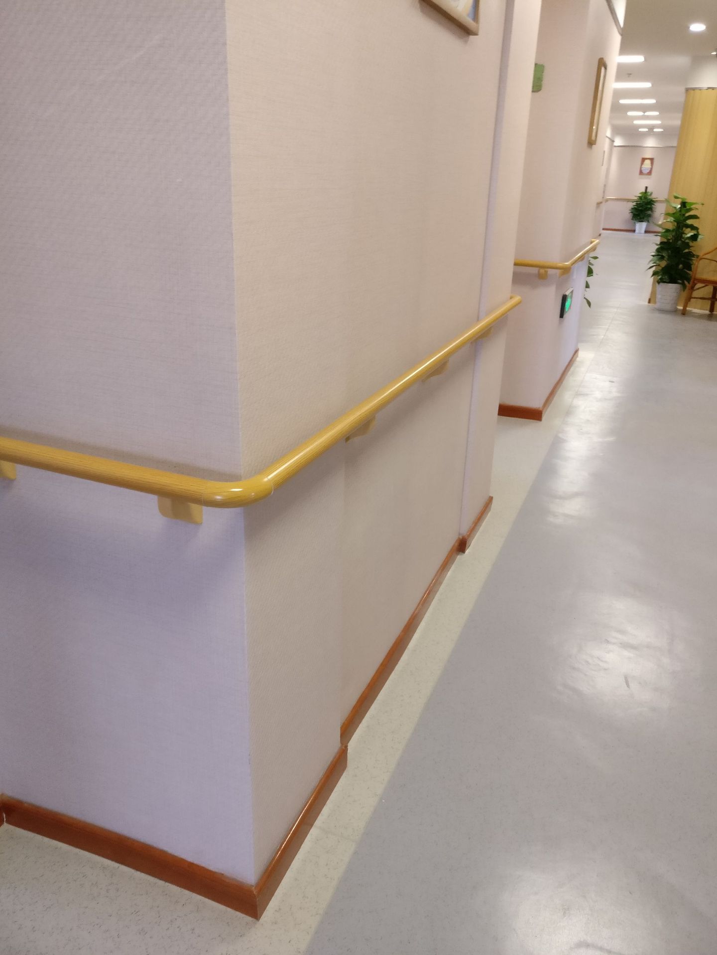 高端定制养老院走廊扶手木纹色安全牢固
