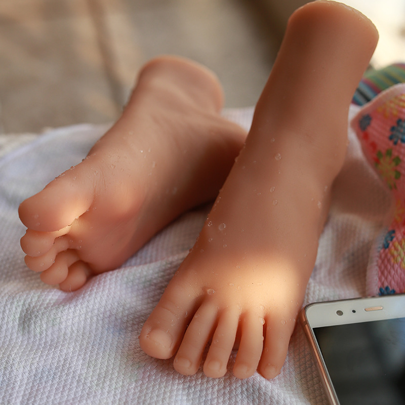 版:和普通骨骼一样的手感,添加了脚指骨,增加了脚丫的动态效果(需要