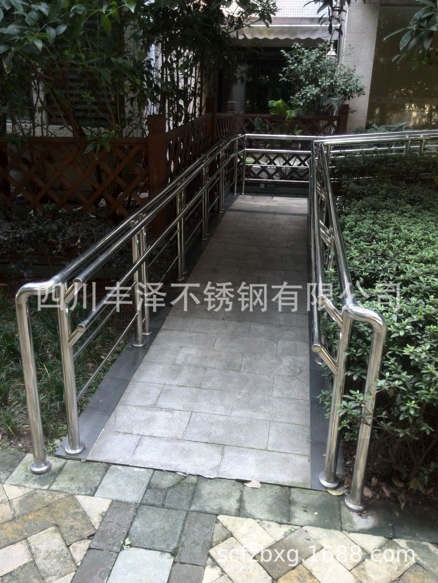 大量供应304材质 不锈钢无障碍坡道栏杆 残扶栏杆 残疾人栏杆