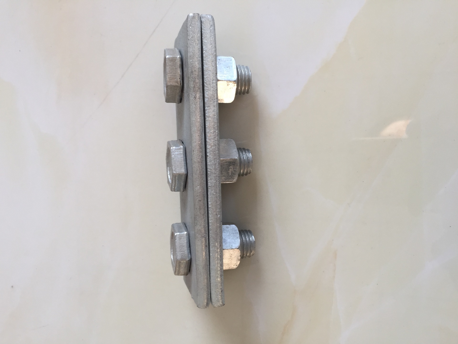 双绞线电线国标镀锌钢绞线紧固夹板镀锌设备光缆五金三眼单槽夹板