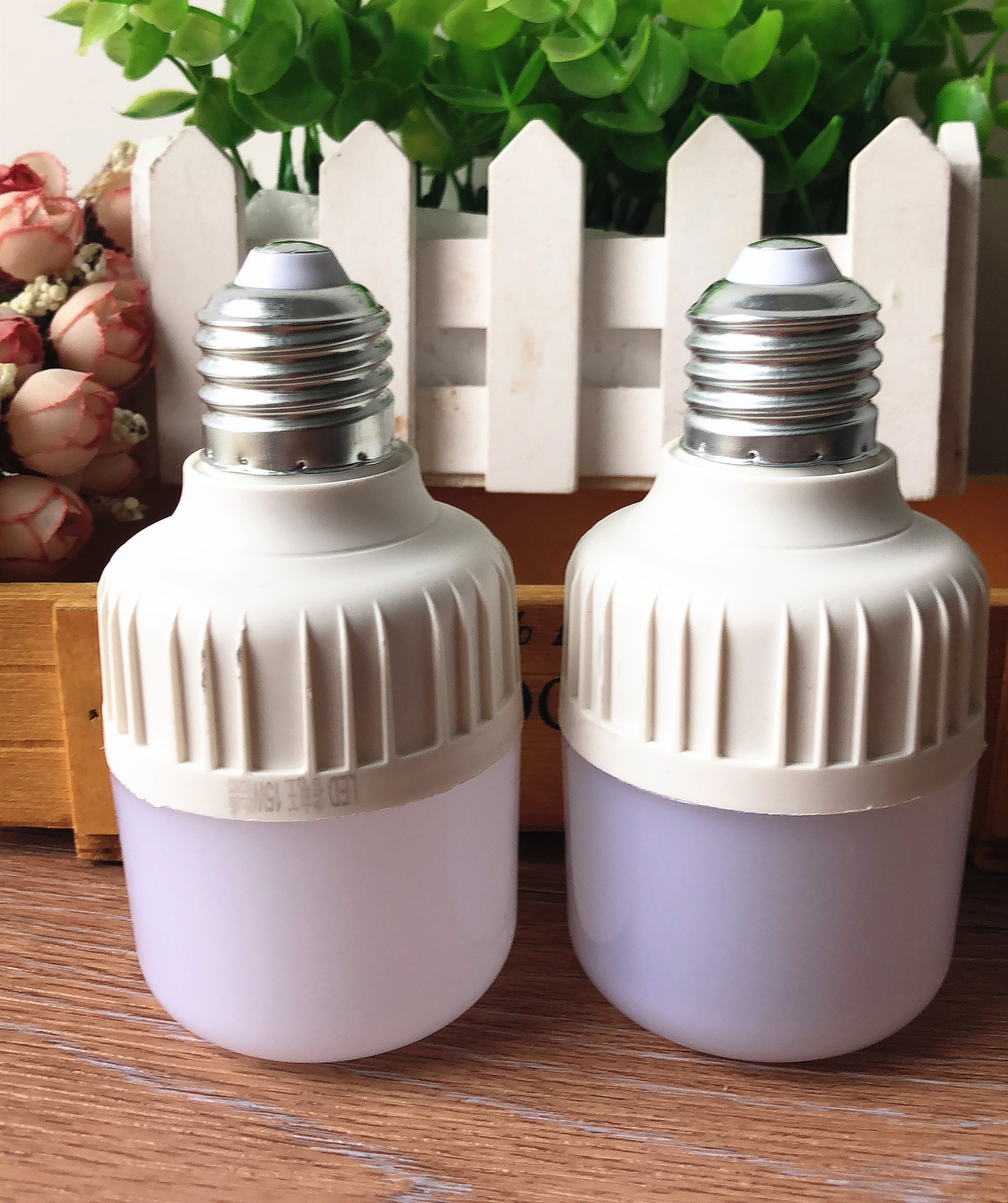 10瓦节能灯泡白色节能灯泡家居日用百货跑江湖地摊货源批发