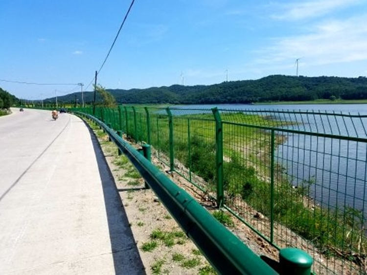 水源地围栏网 鱼塘水库围栏网 河道池塘围栏安全隔离防护网
