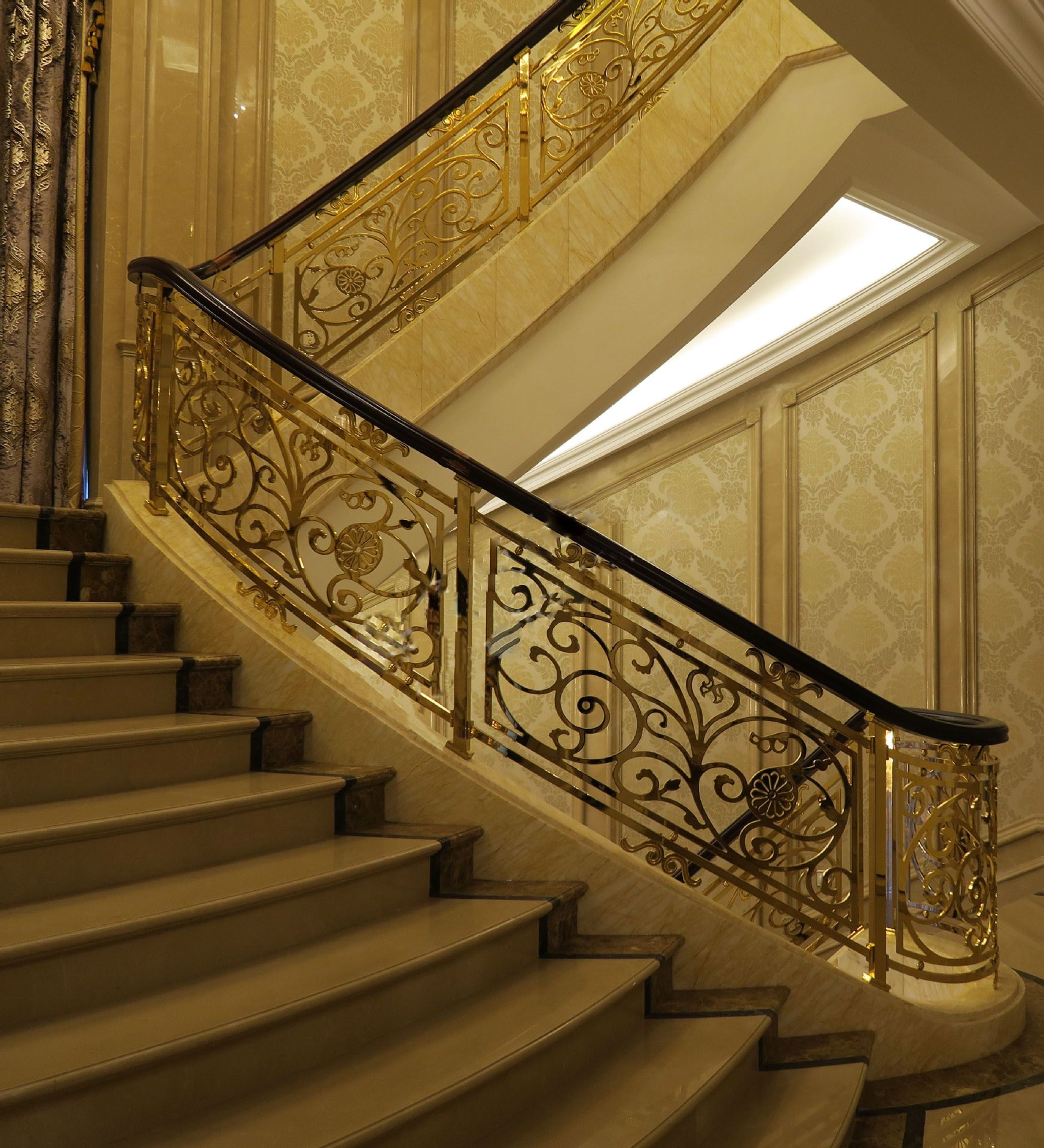 别墅定制铝艺楼梯扶手厂家 室内欧式24k金浮雕旋转楼梯扶手供应