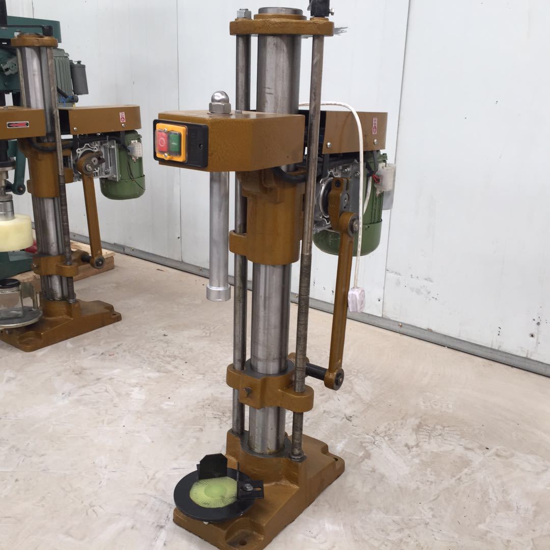 郑州啤酒瓶皇冠盖压盖机生产厂 气泡水玻璃瓶压盖机价格