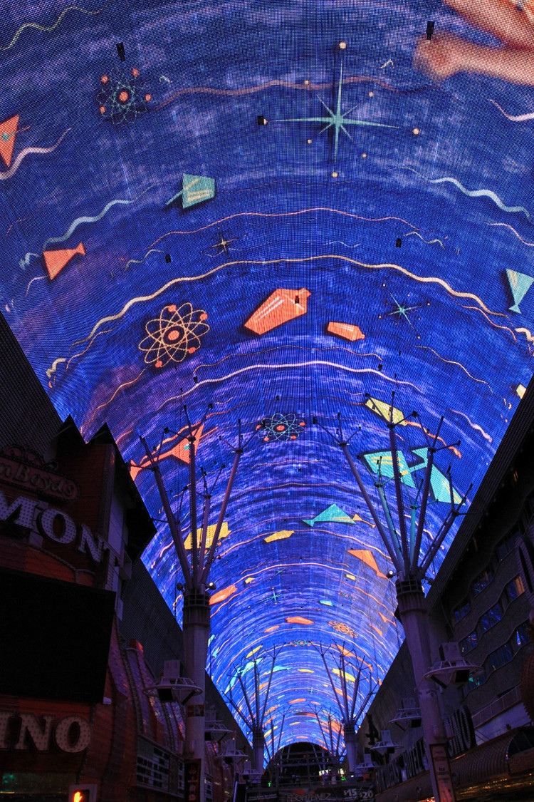 全国专业天幕投影建设_沉浸式三折幕影院全息投影_穹幕投影设备