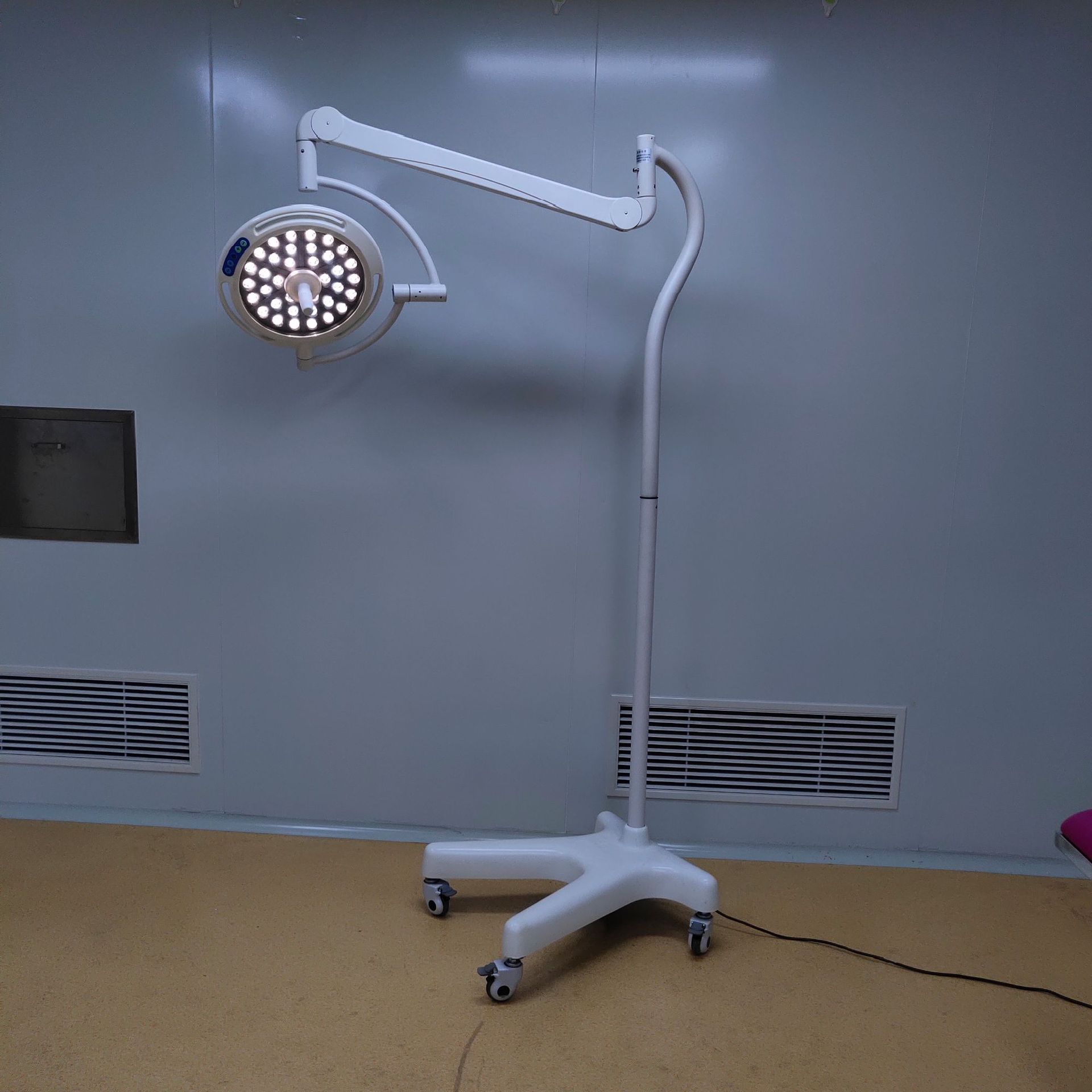手术灯厂家直销医用手术室立式led移动手术无影灯