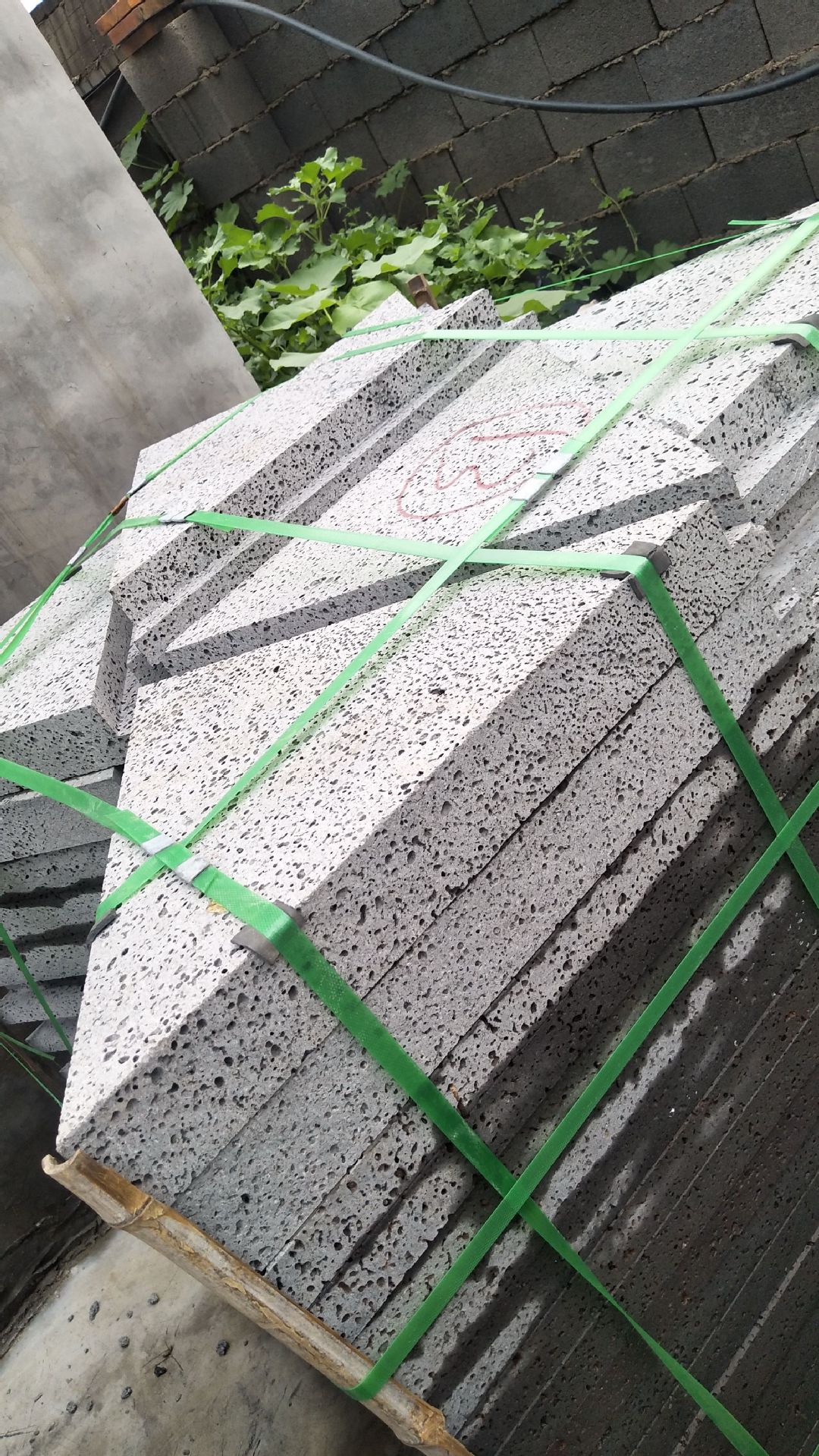 加工定做灰色火山石机切面抛光面玄武岩 轻石园林别墅灰洞石