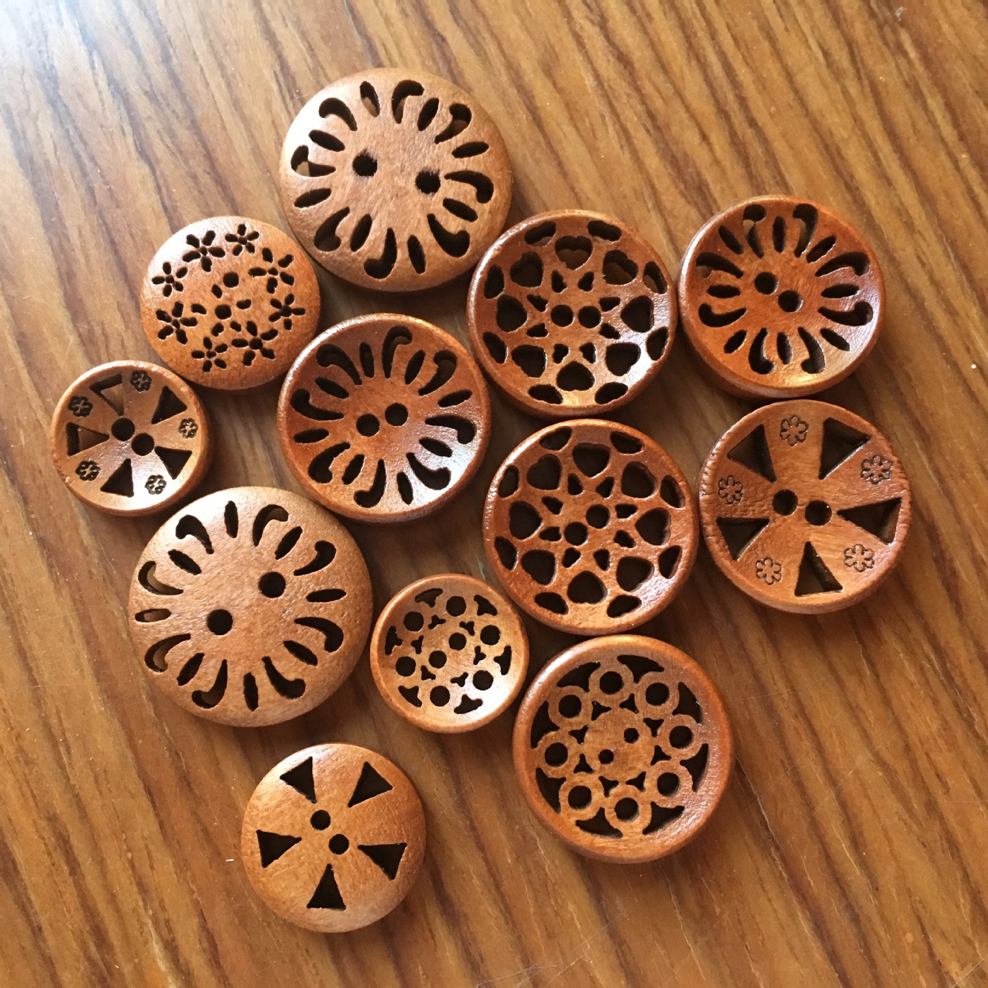 圆纽扣花形中咖木扣手工两眼纽扣雕花扣子复古扣服装diy辅料 18mm