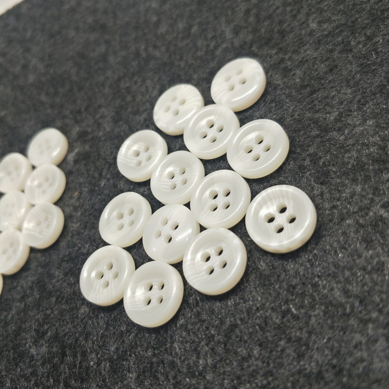 厂家直销亚光淡米黄白色棒花纹休闲树脂四眼纽扣衬衫扣子