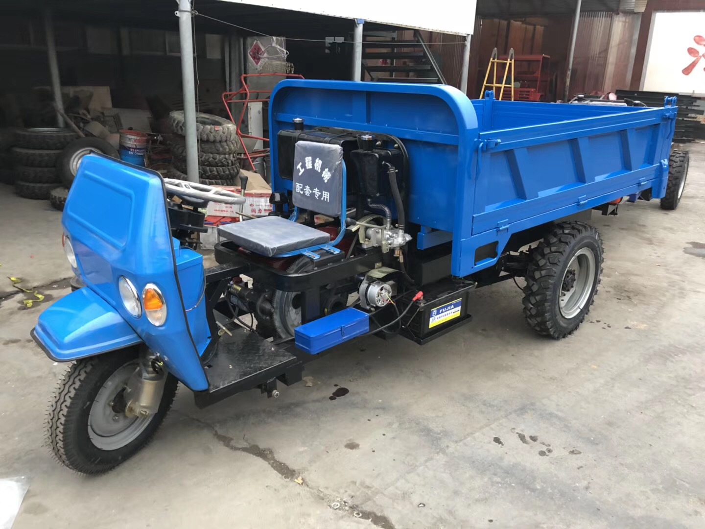 农用运输三马子 工程柴油自卸式三轮车报价 养殖场拉料三蹦子图片