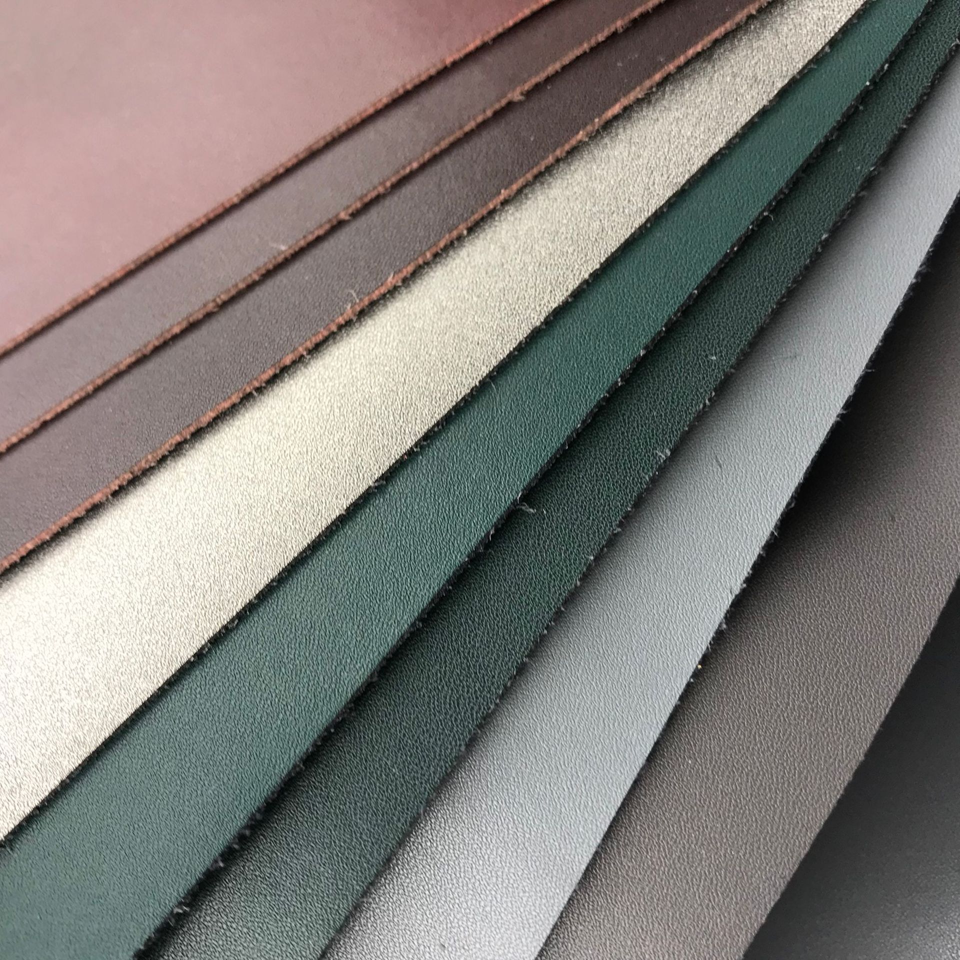 1.0mm牛纹超纤皮革 100多色0.4-2.0mm牛皮纹超纤皮面革现货销售