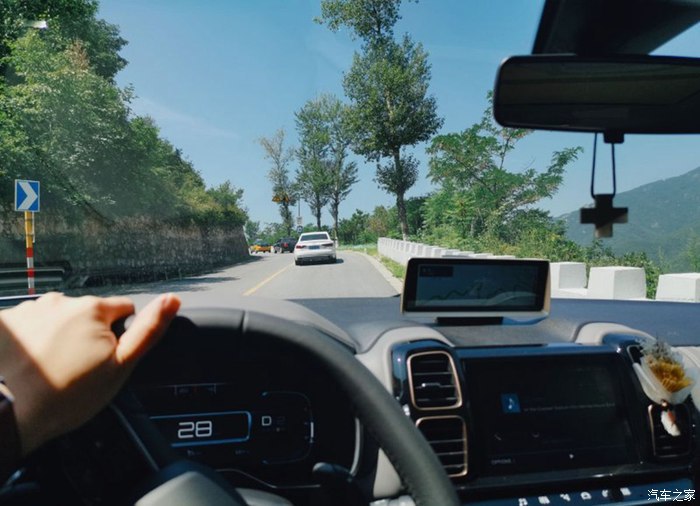 早早相约开车出发.