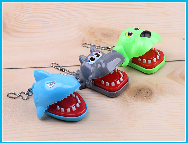 咬手鲨鱼 咬手指玩具 咬手鳄鱼 小号咬手玩具整蛊新奇特玩具批发