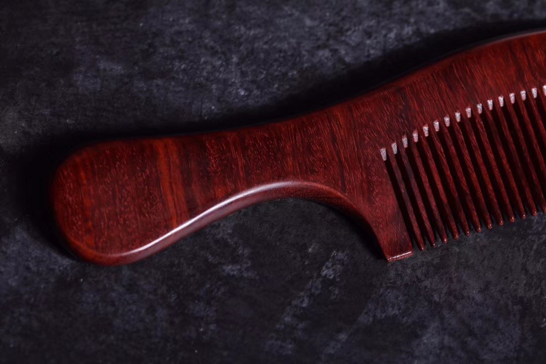 赞比亚血檀长柄梳子 紫檀古典木梳批发 可定制公司logo文字图案等