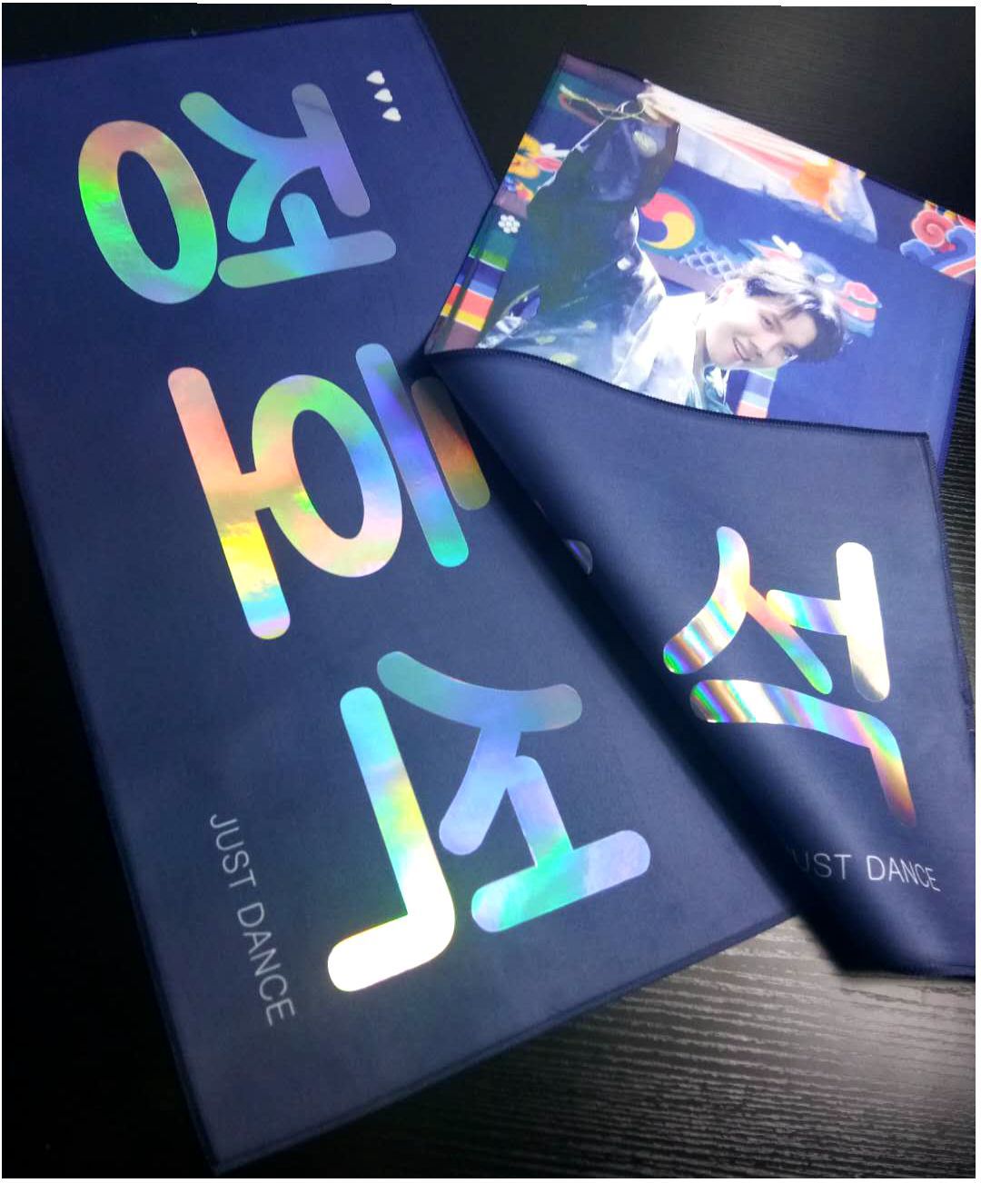 尺寸定制: 6*18 20*60  30*50 30*60材质: 南韩绒名称:明星应援手幅