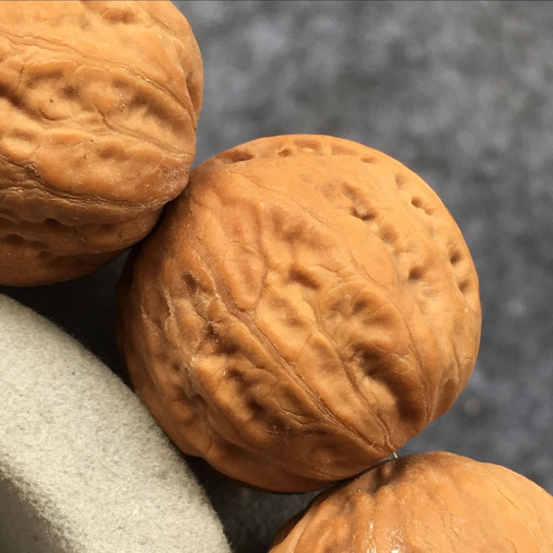 厂家供应原色京八棱门头沟秋子手串核桃文玩野生小山核桃黄皮高密