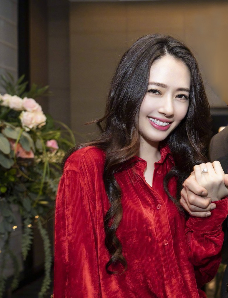 现货2019春夏新款 郭碧婷微博ins求婚同款红色丝绒衬衫长袖上衣