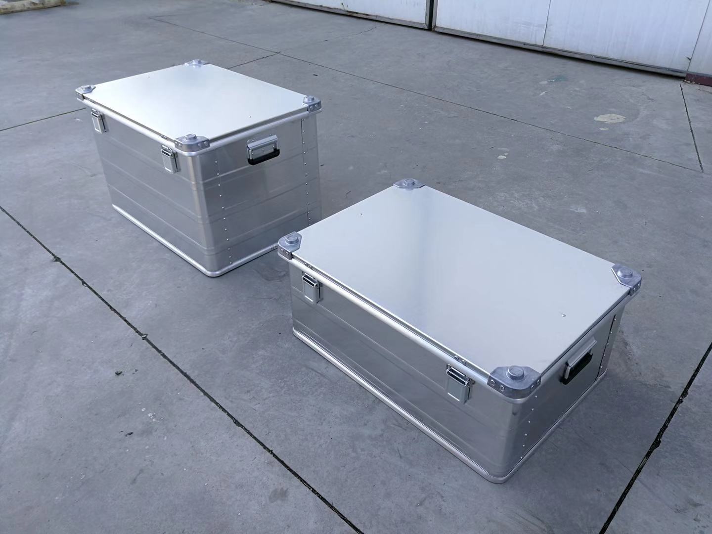 铝合金箱体轻盈,结实,耐用,同等外尺寸下,内部空间较塑料箱,铝