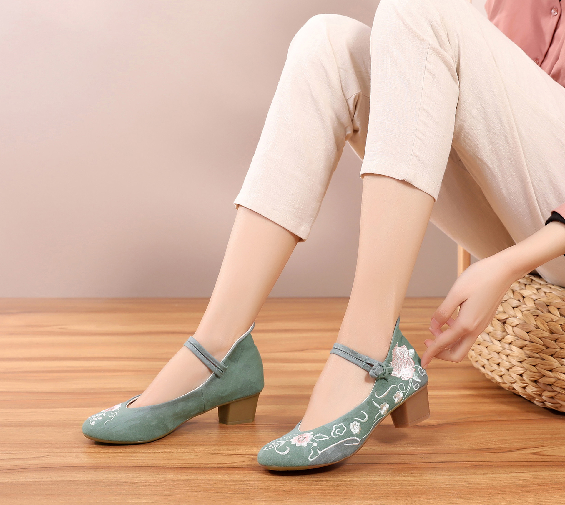 2019新春老北京布鞋粗跟绣花布鞋民族风汉服鞋中式高跟舞蹈鞋