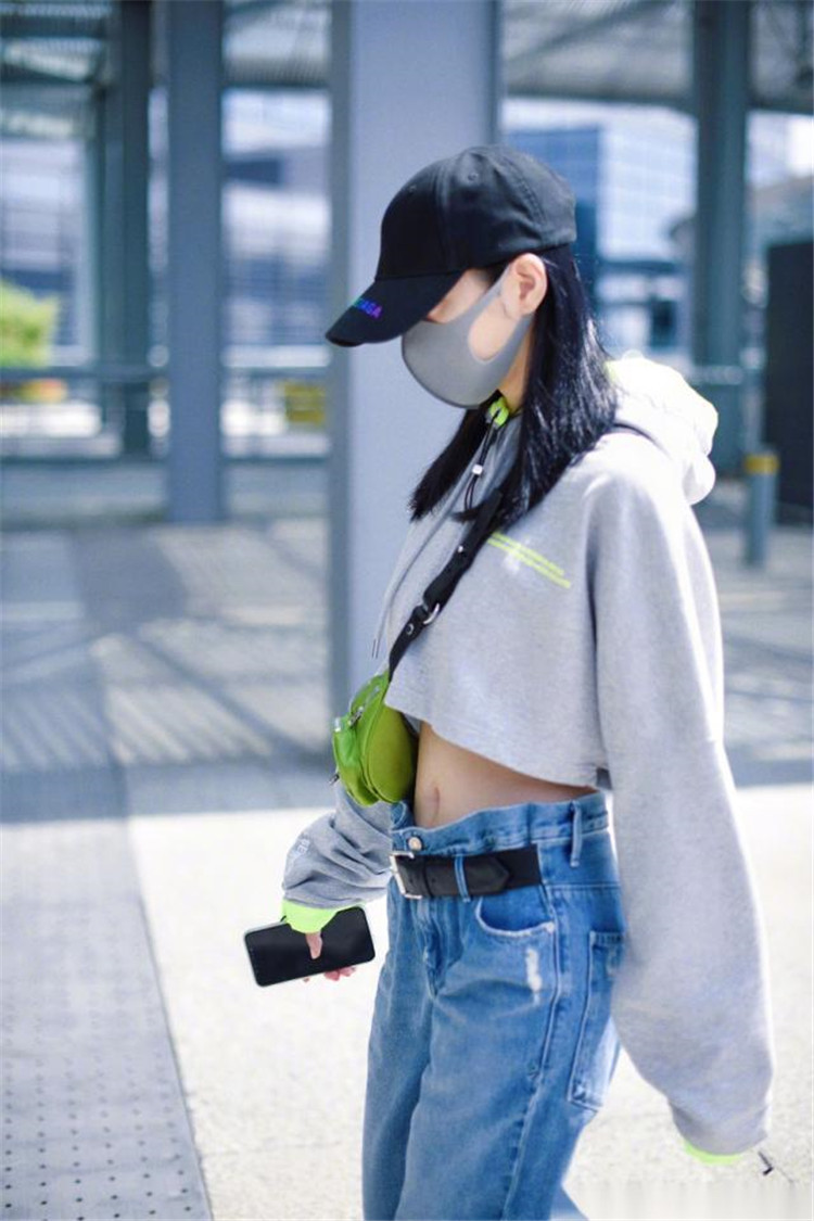 景甜明星机场同款荧光色拼接连帽灰色短卫衣高腰阔腿牛仔裤d6010