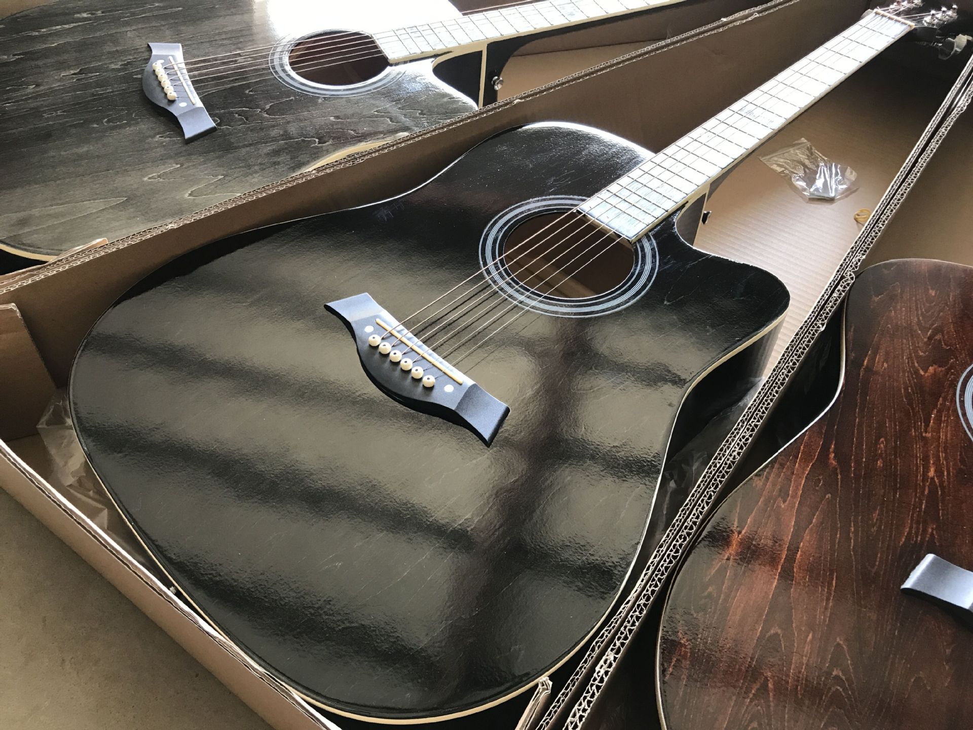 链接详情最后有吉他实拍图,实物更为好看,因为亮光吉他照片比较难