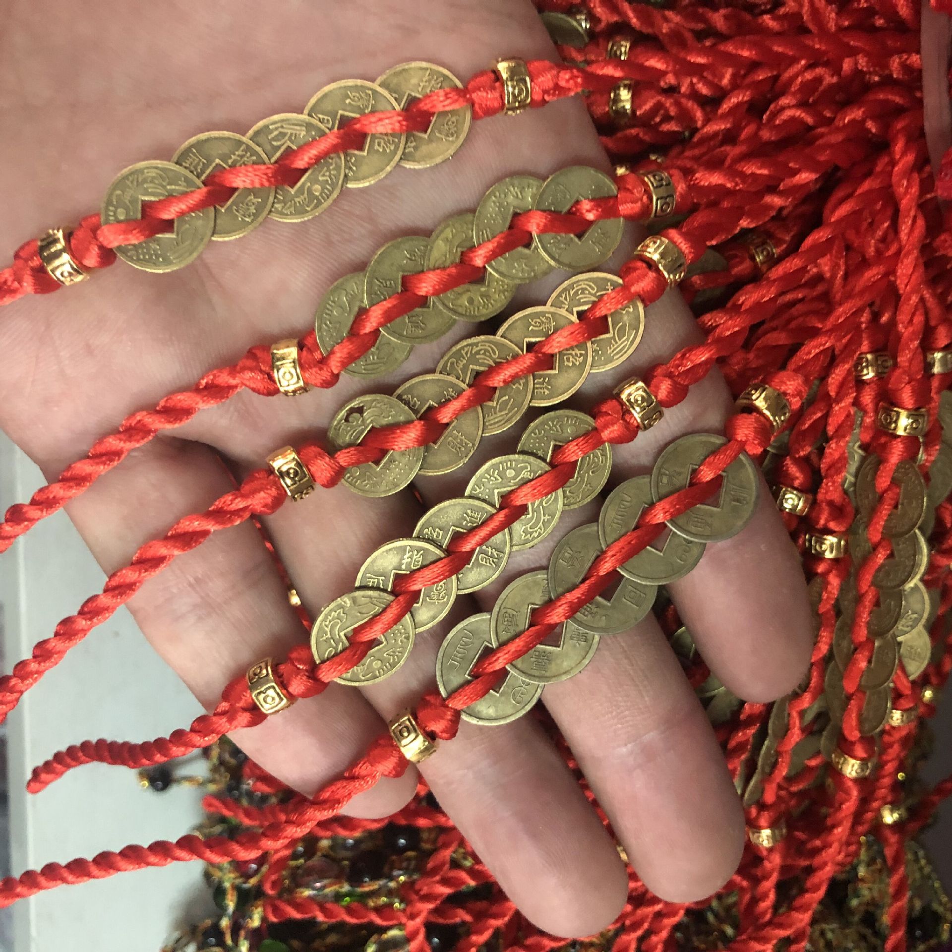 本命年手工编织五帝钱红绳手链 五个铜钱藏式手绳可做赠品小礼品