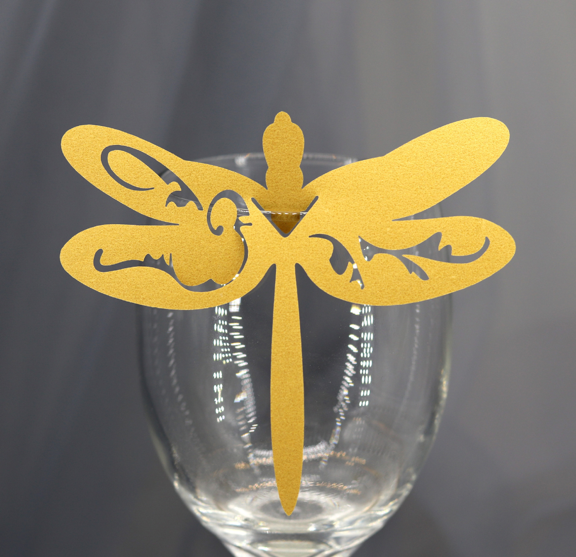 亚马逊婚庆 激光镂空席位卡 立体蜻蜓杯卡 珠光紫色卡片深圳批发