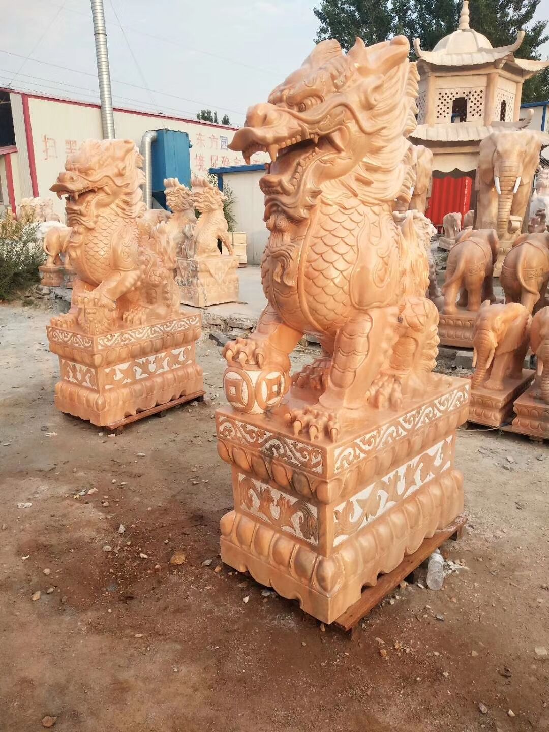 石雕晚霞红龙爪麒麟摆件一对 看门汉白玉门墩麒麟酒店摆件