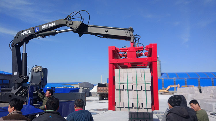 随车吊抱砖机针对红砖,水泥砖,加气砖等设计不同种类抱砖夹具,不同的