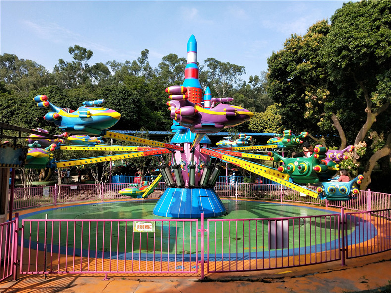 厂家直销新款自控飞车户外儿童6臂8臂旋转升降自控飞机游乐场设备