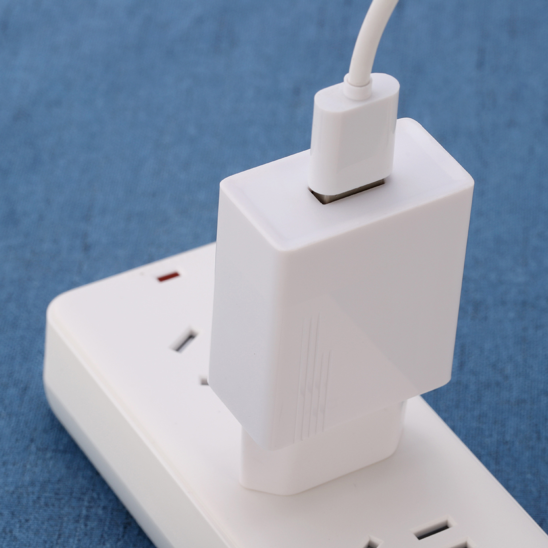 工厂直销 欧洲通用圆脚充电器手机平板通用适配器 5v2a欧规充电头