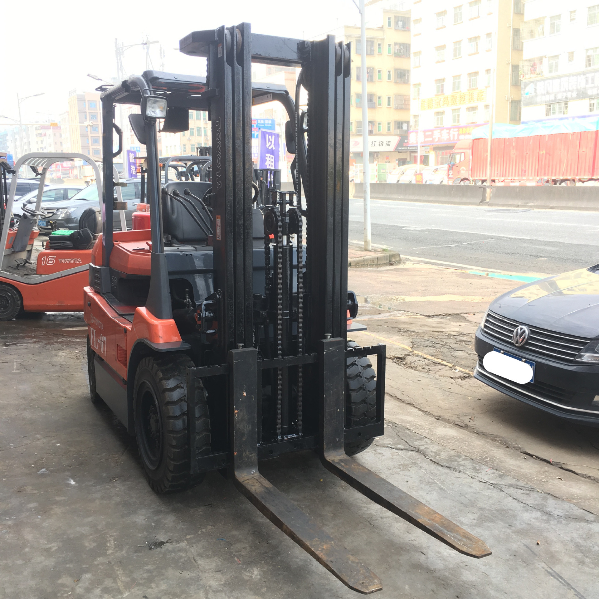 原装进口二手3吨三节门架升高4.7米丰田平衡重式四轮电动叉车出租