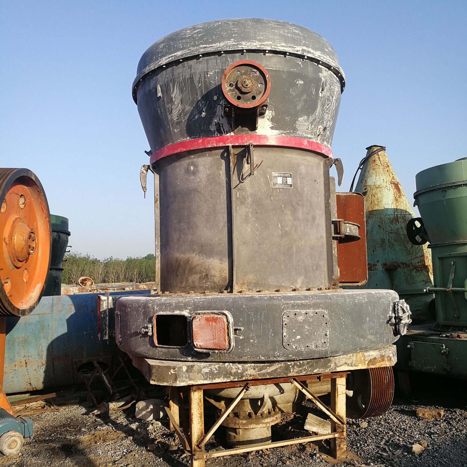 九成新二手河南黎明重工欧版1750雷蒙磨粉机 大型磨粉机设备调剂