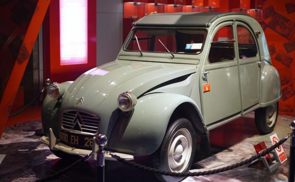 1955年10月,雪铁龙ds亮相巴黎车展,是世界上第一辆液气联动悬挂的汽车