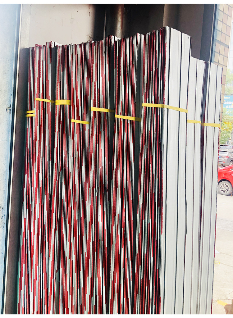 厂家直供楼层隔离带 红白镀锡铁皮踢脚线 平面脚手架挡脚板批发