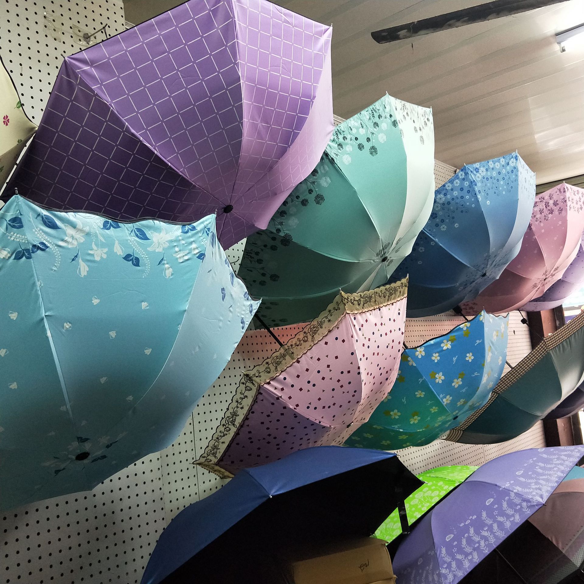 黑胶太阳伞防紫外线晴雨两用三折伞地摊雨伞货源