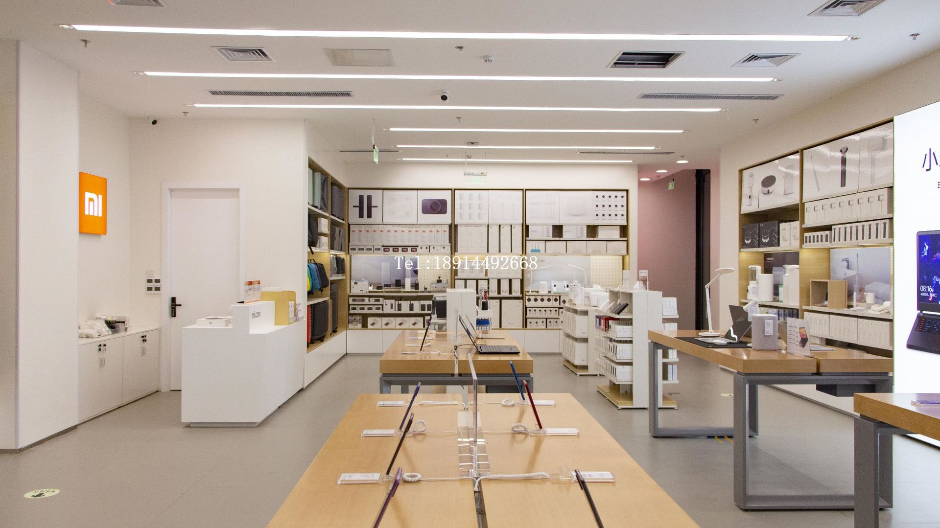 新款小米店铺设计 小米新标准手机柜台 展示柜体验桌 木质烤漆柜