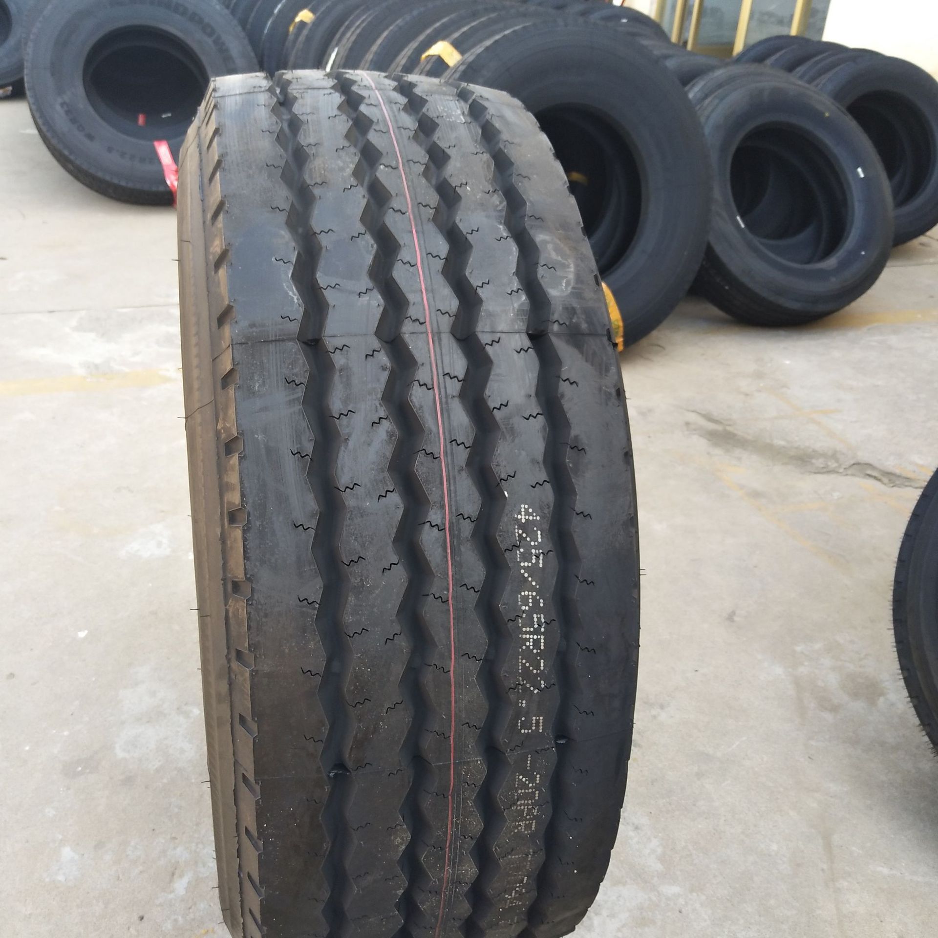 厂家直销风神牌油罐车运输车全钢真空轮胎425/65r22.5可定制钢圈