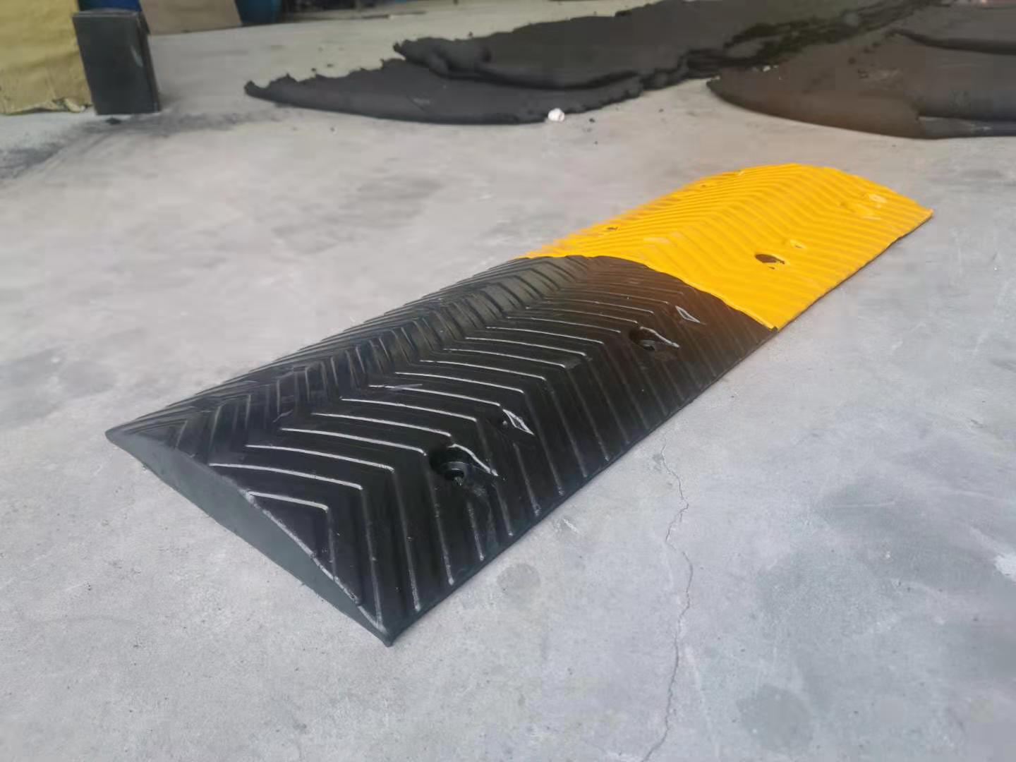 大利交通优质橡胶减速带公路减速板汽车斜坡缓冲带小区专用减速垄