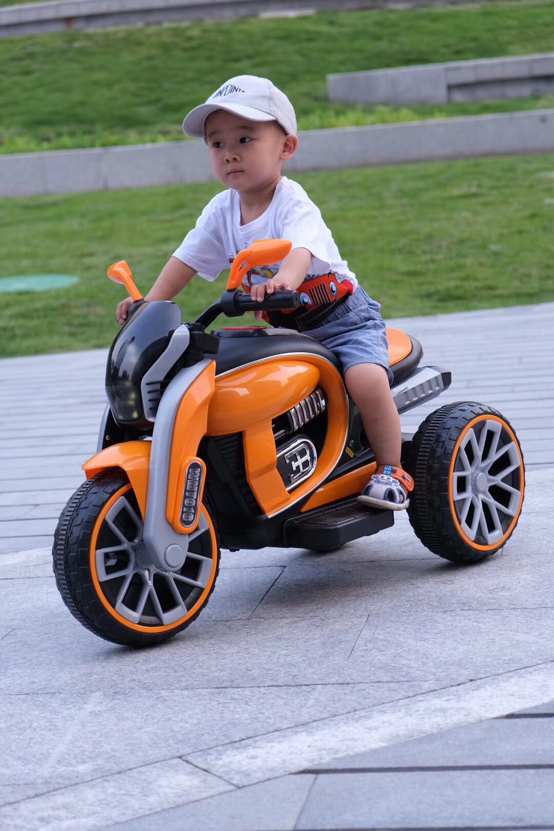 儿童电动摩托车三轮车单大号玩具车可坐骑2-8岁遥控电瓶车代发