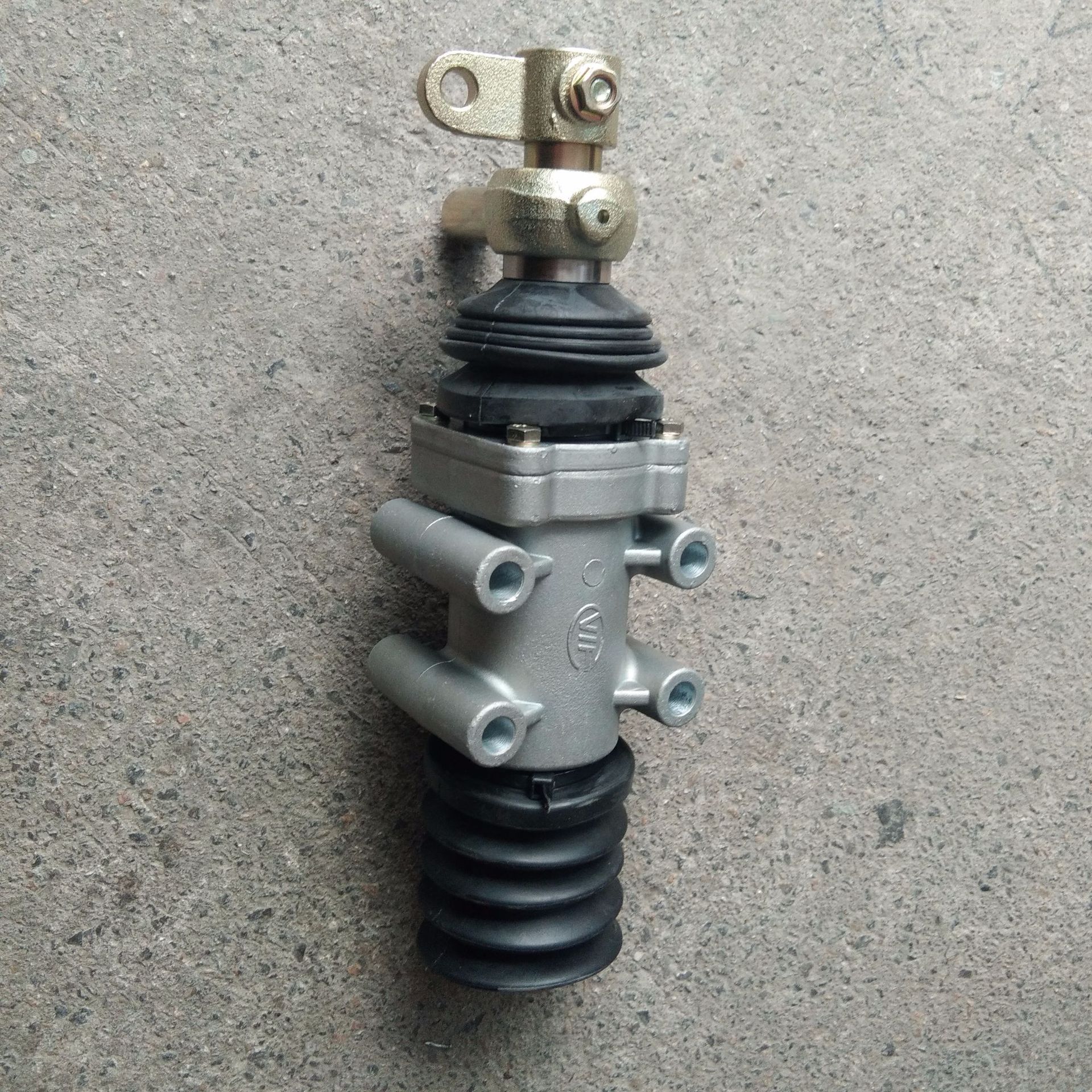 5成交0个重汽豪沃配件 陕汽德龙配件 wg9000360514 差速器助力缸(08款