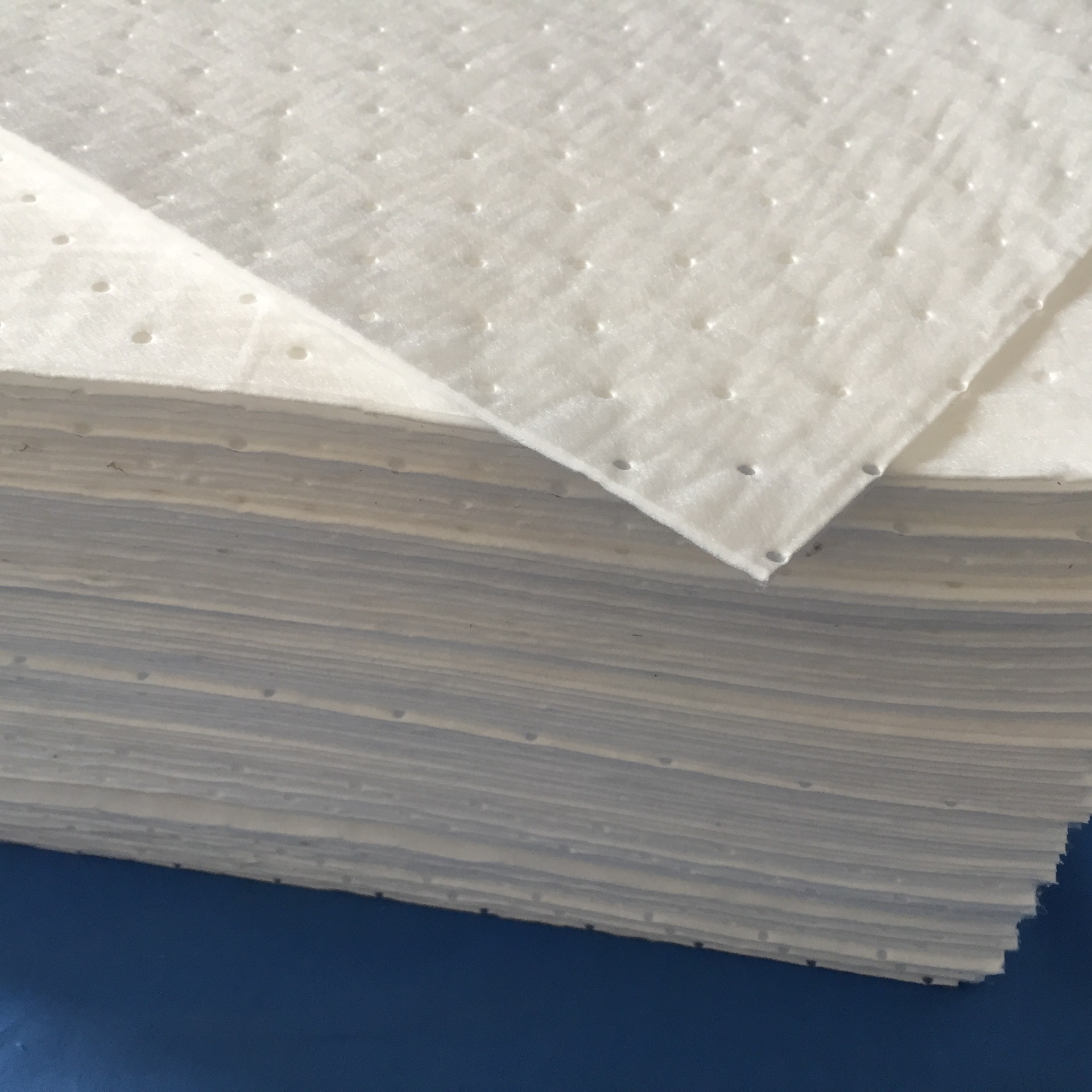 复合压点吸油棉40cm*50cm工业吸油垫吸油片吸油毡可定制厂家直销